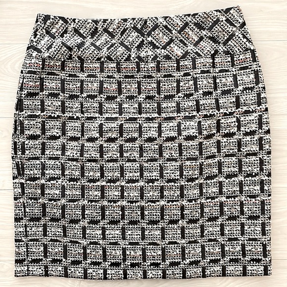 SALE! Chanel Black & White Silk Blend Tweed Skirt - Picture 7 of 14